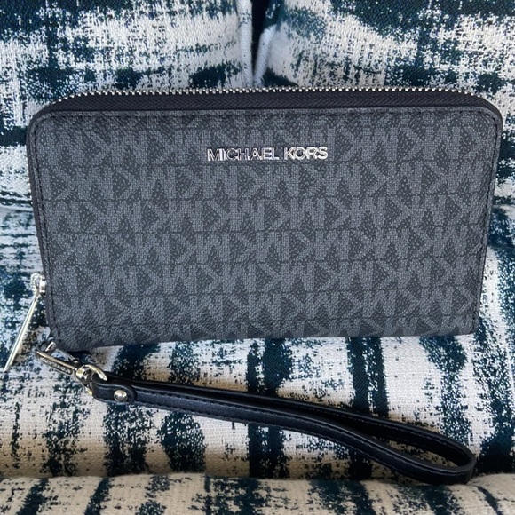Michael Kors Handbags - Michael Kors Jet Set Travel Lg Flat Multifunctional Phone Case-Wristlet-Wallet